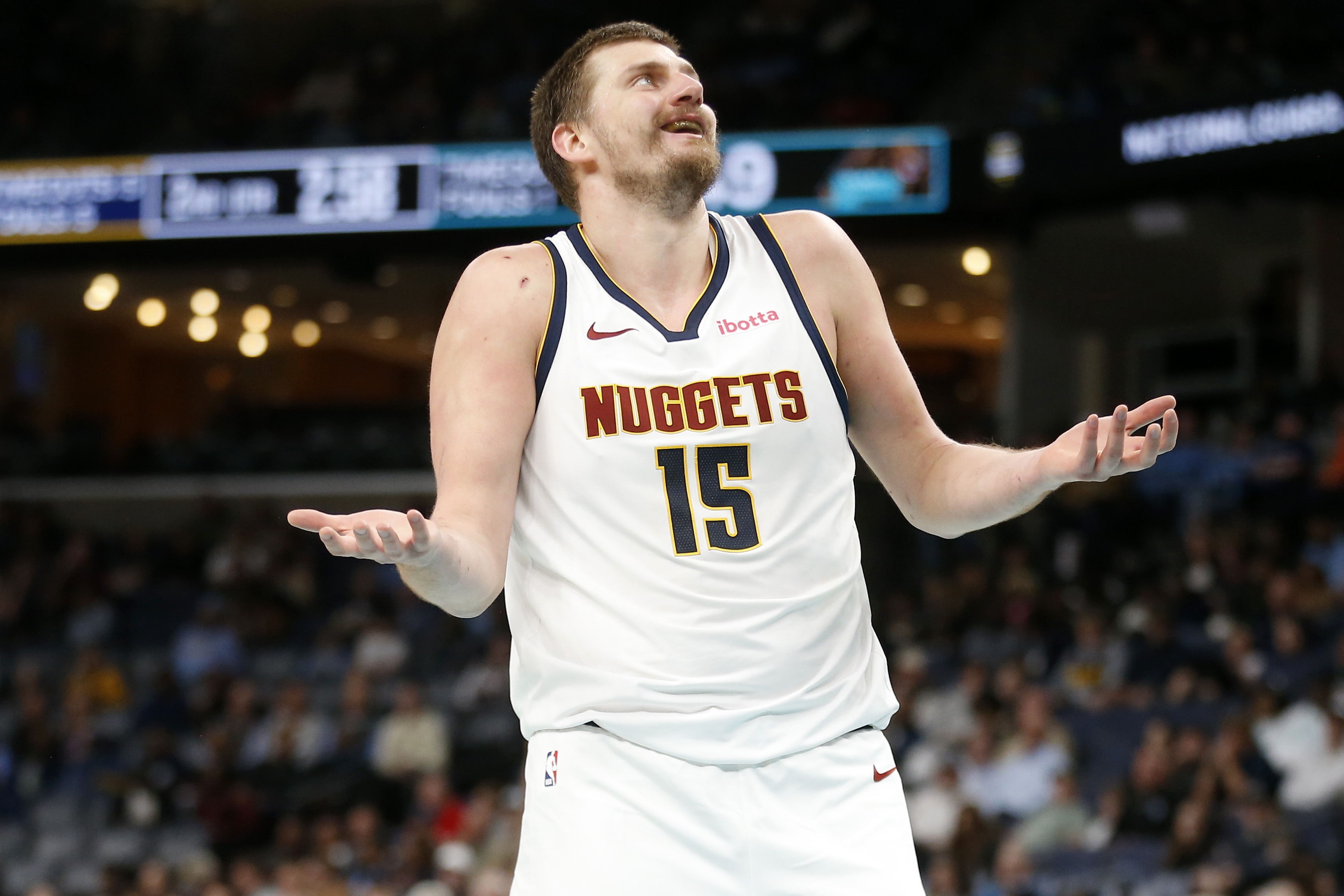 星空体育-单核带队杀疯了！约基奇连进四球 掘金轰出一波22-0